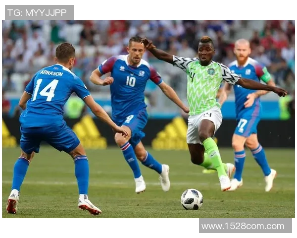 激情四溢的绿茵场上对决，足球比赛中的战术博弈与球员精彩表现全方位解析